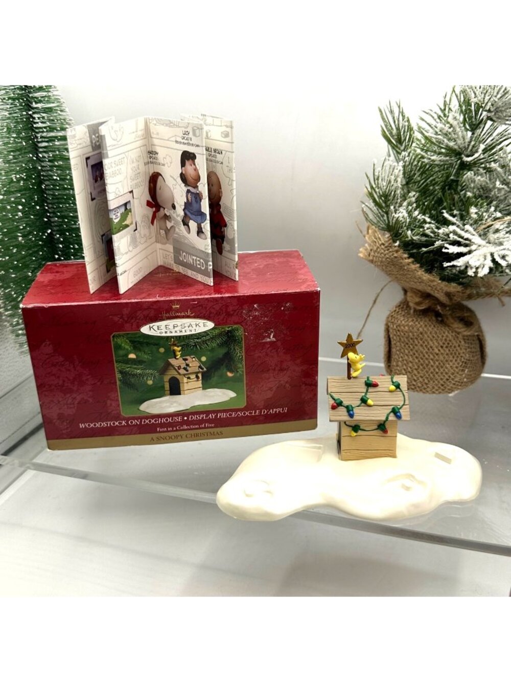 2000 Hallmark Peanuts A Snoopy Christmas Woodstock Doghouse Display w Box